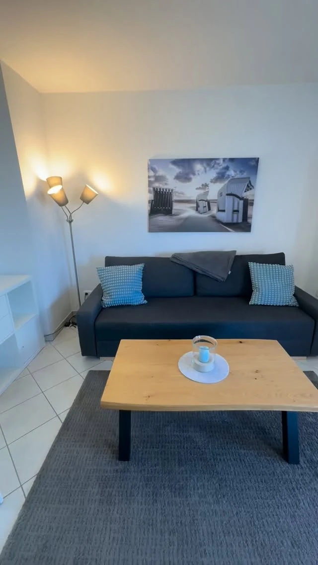 Meerblick? Hund dabei? 20 Meter zum Strand?
Dreimal ja. 🐾🌊
Das Strandburg Appartement 1 ist der perfekte Rückzugsort für zwei – mitten in Scharbeutz, mit Ostbalkon, eigenem Stellplatz und dem Meer…