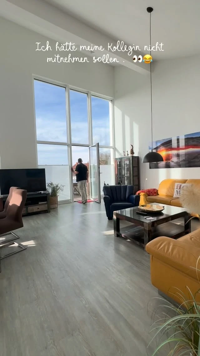 Eigentlich wollten wir euch nur kurz eine Ferienwohnung zeigen … aber meine Kollegin hat wohl schon Urlaubsmodus aktiviert. 😂☕️

Bei 105 m², zwei Schlafzimmern und mehreren Balkonen kann man sich&hellip;