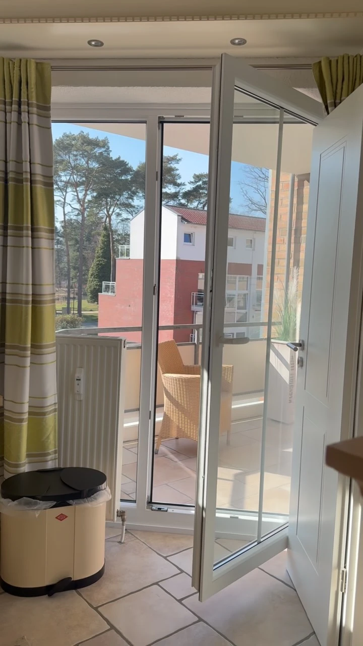 30 Meter bis zum Strand. Mehr Argumente braucht’s eigentlich kaum. 🌊

Mitten in Scharbeutz, Balkon ins Grüne, Platz für bis zu 3 Personen – und der Hund darf natürlich mit. 🐾

Dazu gibt’s im Haus&hellip;
